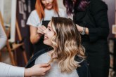 Glamurozna frizura kao iz salona – ovaj trik je zaludeo svet VIDEO