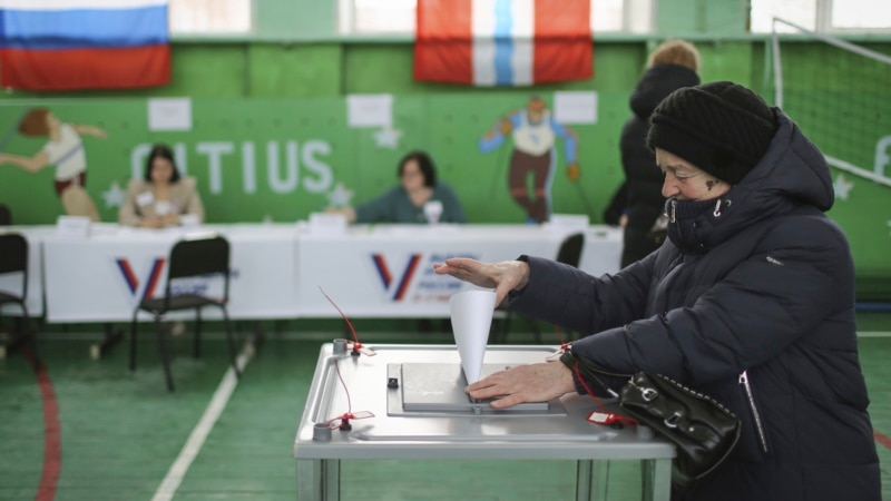Rusi glasaju na izborima bez neizvesnosti i opozicije, incidenti na nekim biračim mestima 