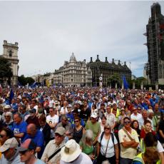 Glavobolja za Terezu Mej: 100.000 ljudi protestuje u Londonu! Soroš likuje! (FOTO/VIDEO)