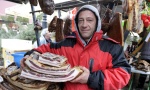Gledaju i probaju, ali malo kupuju: Novosti u Kačarevu na tradicionalnoj Slaninijadi
