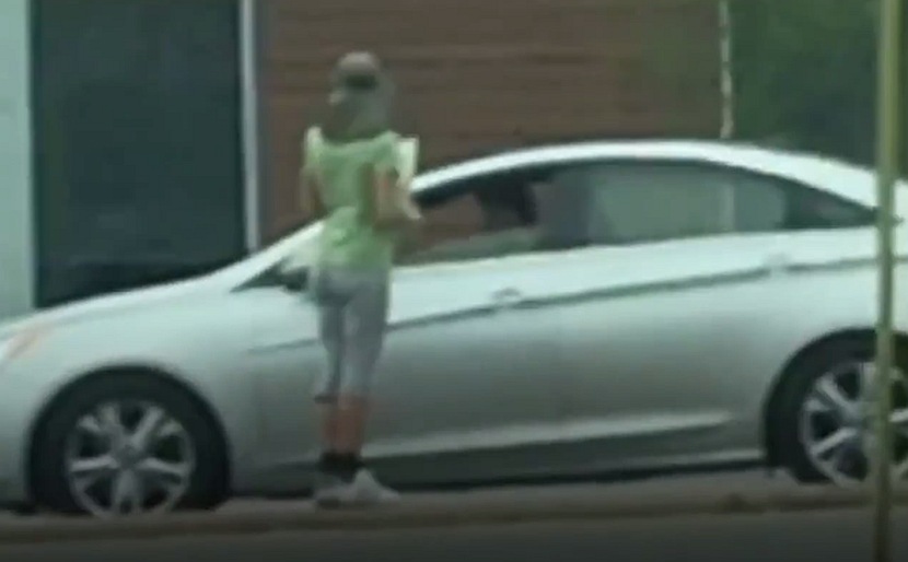 Glumila je beskućnicu i prosila na ulici svakog dana, a onda su je pratili do parkinga i videli šta vozi (VIDEO)
