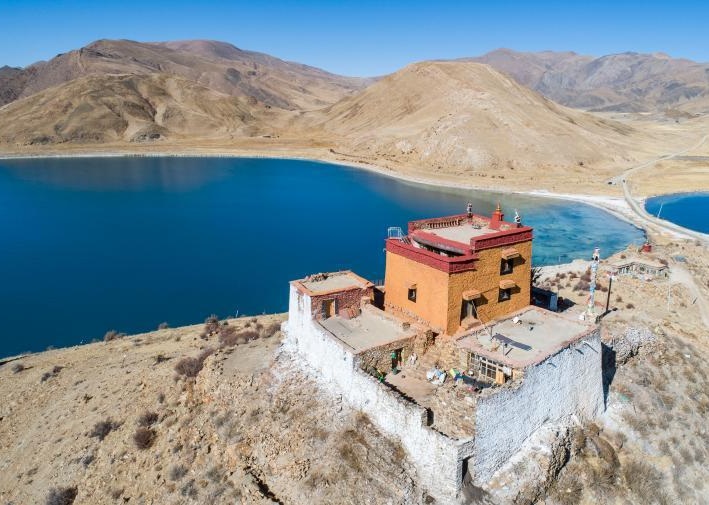 Godinama živi sam – U ovom hramu na vrhu brda živi najusamljeniji monah na svetu