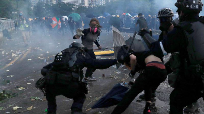 Godišnjica Narodne Republike Kine: Parada u Pekingu, nasilje u Hong Kongu