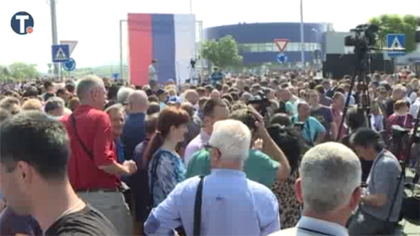 Gomila građana dočekala Vučića u Nišu (VIDEO)