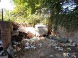 Gomila smeća u dvorištu niških gimnazija - od fotelja, tepiha do nosiljke za bebe