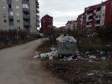Gomila smeća u naselju u Gornjomatejevačkoj ulici