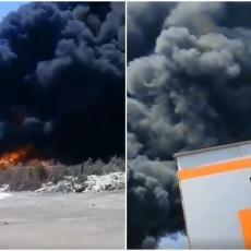 Gori 250 kvadratnih metara plastike kod Požarevca: Crni dim obavio grad (FOTO/VIDEO)