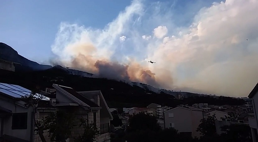 Gori Makarska: 200 vatrogasaca se bori sa vatrenom stihijom, vetar širi plamen (VIDEO)