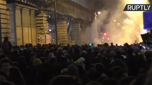 Gori Pariz: Sukobi s policijom (VIDEO)