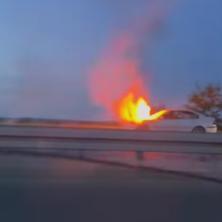 Gori automobil kod Pupinovog mosta: Ogroman plamen prekrio prednji deo vozila (VIDEO)
