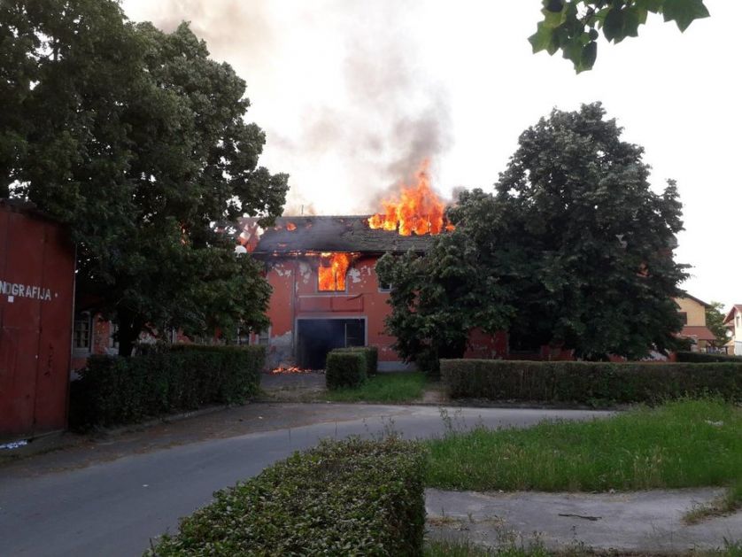 Lokalizovan požar u Apatinu, vatrena stihija pretila okolnim kućama (FOTO)