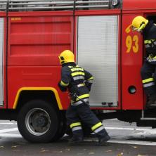 Gori kuća na Vračaru: Na licu mesta vatrogasci (VIDEO)