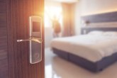 Gosti u hotelima im otvaraju vrata goli, uvodi se zaštita zaposlenih