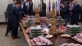 Gozba brze hrane u Beloj kući: Tramp poslužio goste Big Mekovima