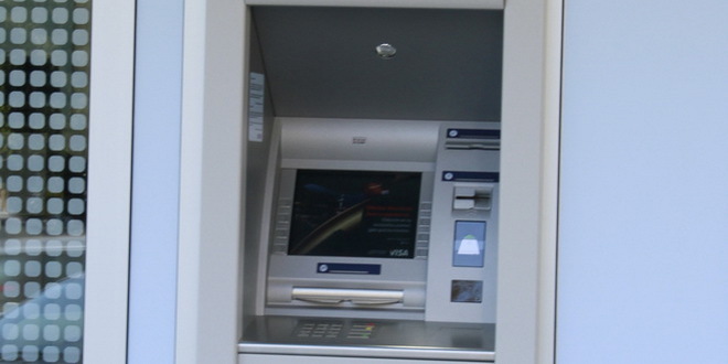 Filmska pljačka u Gračanici: Ukrali bankomat, dok su bežali pukla im guma na vozilu