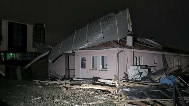Gračanica, srušio se krov suda na starački dom i kontejnersko naselje