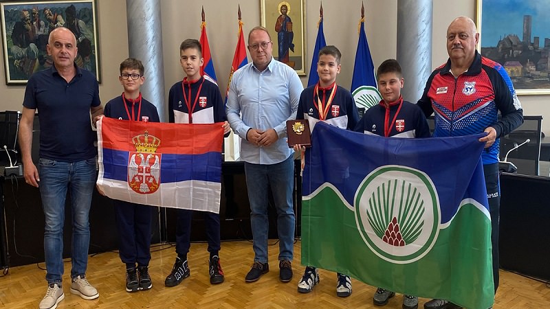 Grad Bor nastavlja da podržava uspešne sportiste: Priređen prijem za karatiste