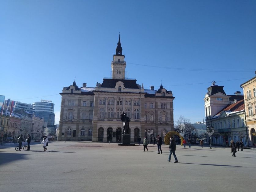 Grad Novi Sad pomaže sa 100.000 porodice preminulih od kovida