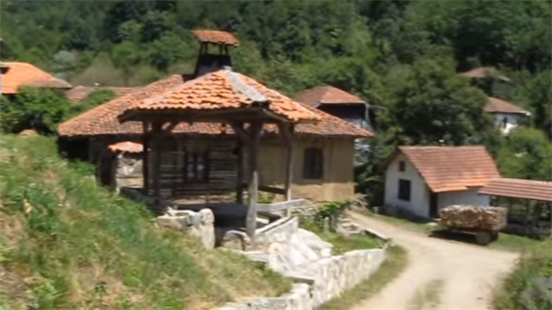 Grad duhova: Selo u Srbiji o kojem piše i Rojters