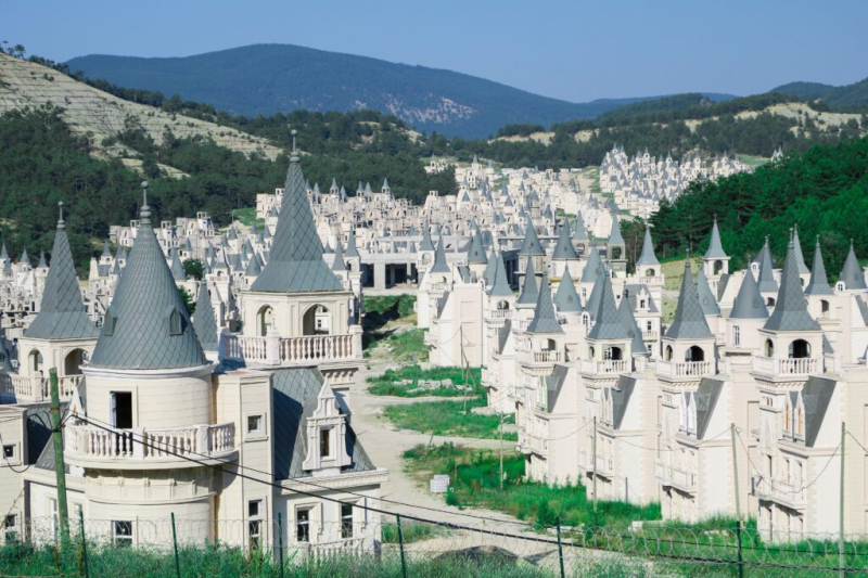 „Grad duhova“ vredan stotine miliona evra: Identične vile godinama su prazne