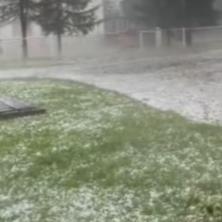 Grad veličine oraha ne prestaje da pada kod Uba: Zabelela se dvorišta, a ovaj deo Srbije sledeći je na udaru (VIDEO)