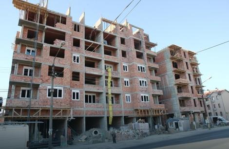 Grade zgrade u Borči punom parom iako im je inspekcija zabranila, a gradilište čuvaju SUMNJIVE KOMŠIJE