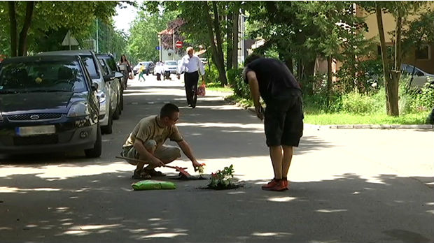 Građani Koteža zasadili cveće u rupama na putu