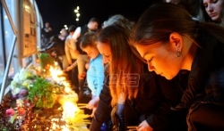 Građani Niša okupljanjem na centralnom trgu odali počast nastradalima u školi u Beogradu