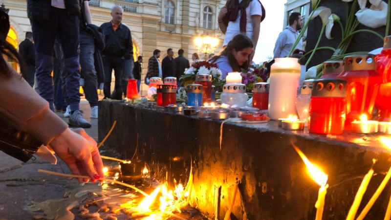 Građani Novog Sada odaju počast žrtvama masovnih ubistava u Srbiji