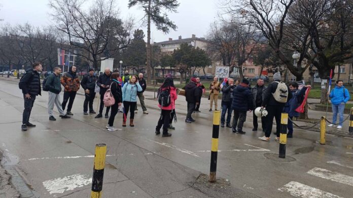 Građani Prokuplja pešice i automobilima kreću ka Nišu