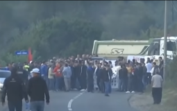 
					Građani Zubinog potoka sa političkim predstavnicima Srba blokirali put Kosovska Mitrovica - Ribarić 
					
									