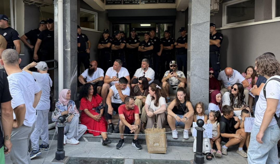 Građani i studenti blokirali Osnovni sud u Novom Pazaru, traže da se dva mladića puste iz pritvora