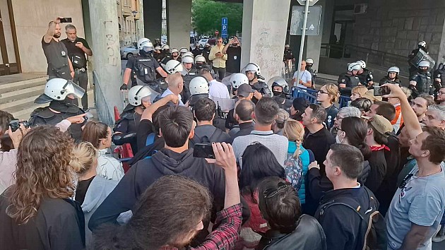 Građani i studenti blokirali Skupštinu grada, u naguravanju sa policijom jedan mladić povređen