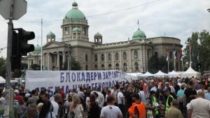 Građani i studenti koji su išli na protest na Slaviju gađani jajima i flašama u blizini Skupštine Srbije
