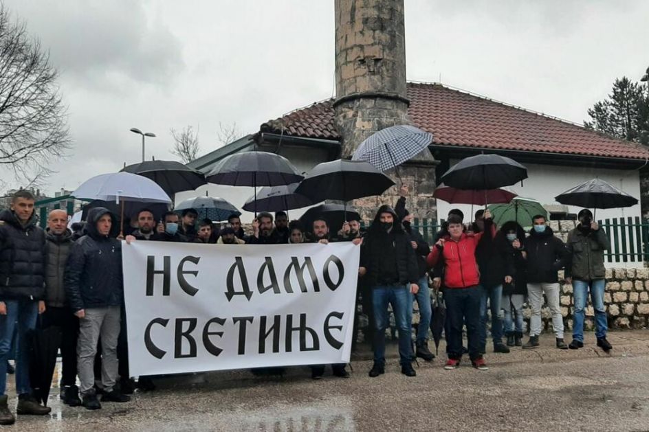 Građani ispred džamije u Nikšiću: Onaj ko je ovo napravio je duhovna bijeda