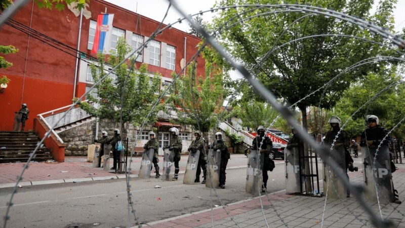 Mirno tokom  protesta na severu Kosova, KFOR obezbeđuje sedište opštine Zvečan