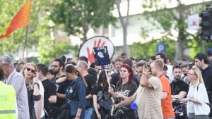 Građani Podbare bukom ispratili Žarka Mićina ispred Svilare, sprovela ga policija (VIDEO)