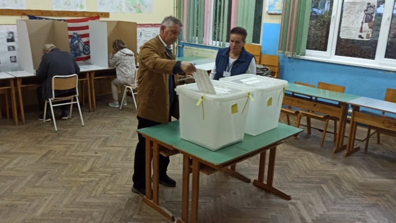 Građani na glasačkim mjestima širom BiH 