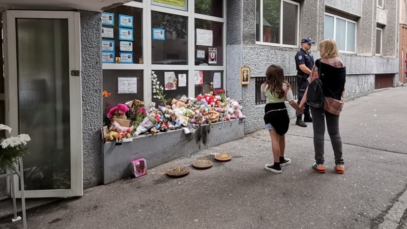 Građani odaju poštu žrtvama u beogradskoj školi Vladislav Ribnikar