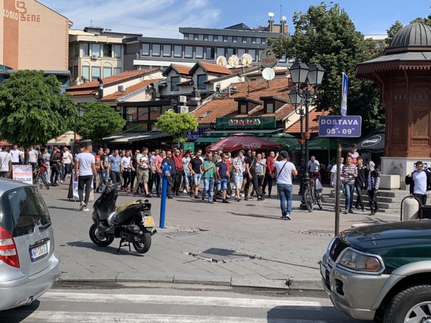 Građani okupljeni u centru čuvaju Novi Pazar od održavanja Gej parade