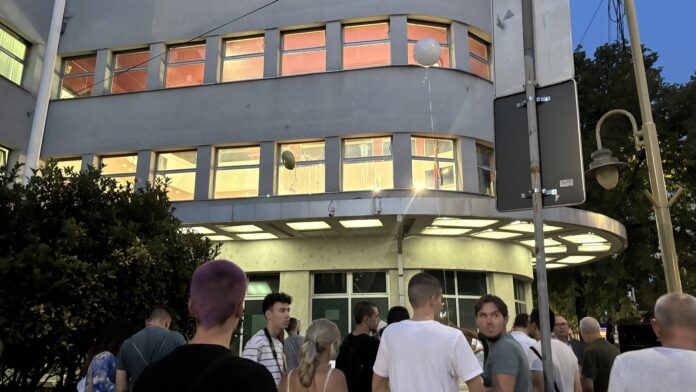 Građani protestovali ispred Skupštine Niša i tražili ostavku gradonačelnika, on ih gledao sa prozora