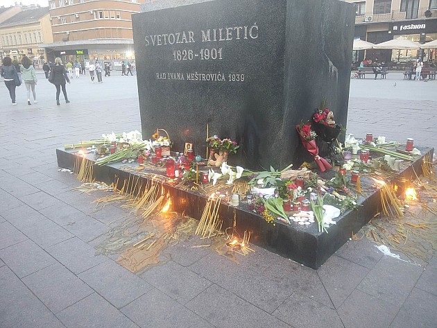 Građani se na Trgu slobode opraštaju od stradalih kod Mladenovca i u Beogradu