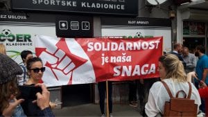 Građani se okupili ispred pekare u Borči u znak solidarnosti