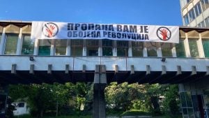 Građani skinuli i zapalili transparent „Propala vam je obojena revolucija“ (VIDEO)
