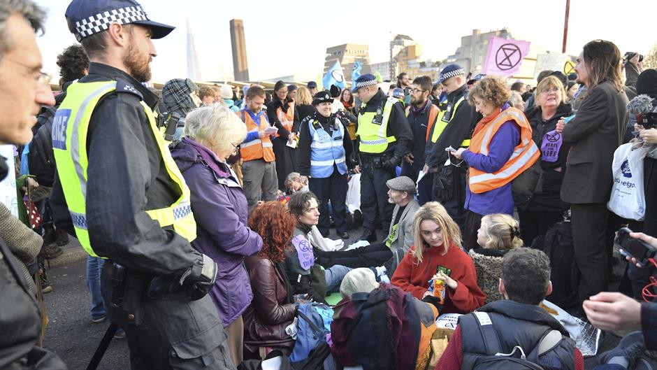 Građani u Londonu blokirali mostove zbog klimatskih promena