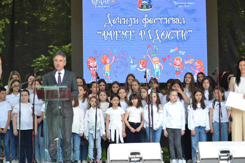 Gradonačelnik Milenković: Potrebno je da deci omogućimo srećno detinjstvo, jer samo srećna deca mogu postati srećni ljudi