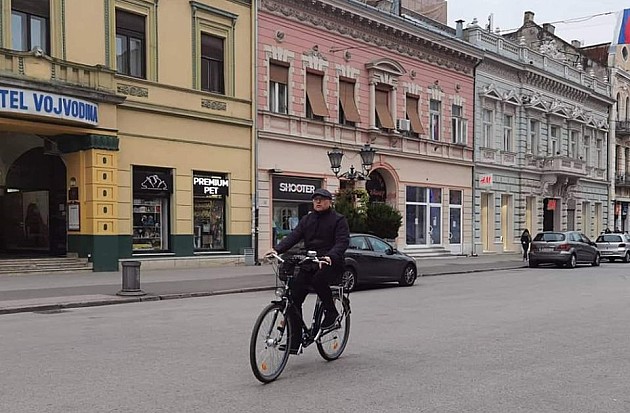 Gradonačelnik Miloš Vučević biciklom na posao povodom Svetskog dana bez automobila
