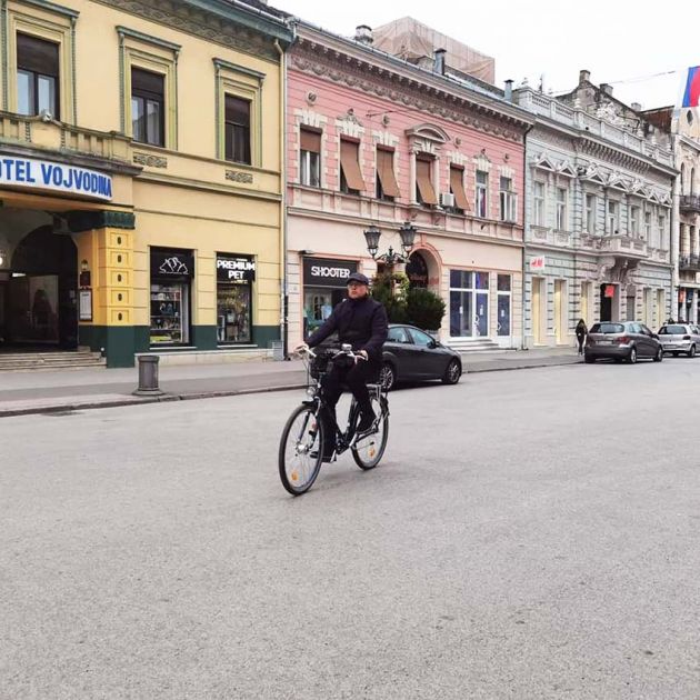 Gradonačelnik Novog Sada kažnjen zbog vožnje biciklom u pešačkoj zoni. Ali malo sutra