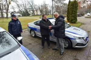 Gradonačelnik Stevan Bakić uručio ključeve dva automobila načelniku PU Subotica Borivoju Mucalju (FOTO)