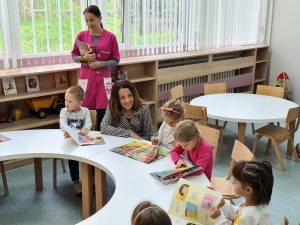 Gradska menadžerka Maja Vitman s predškolcima u novom vrtiću u Dolovu